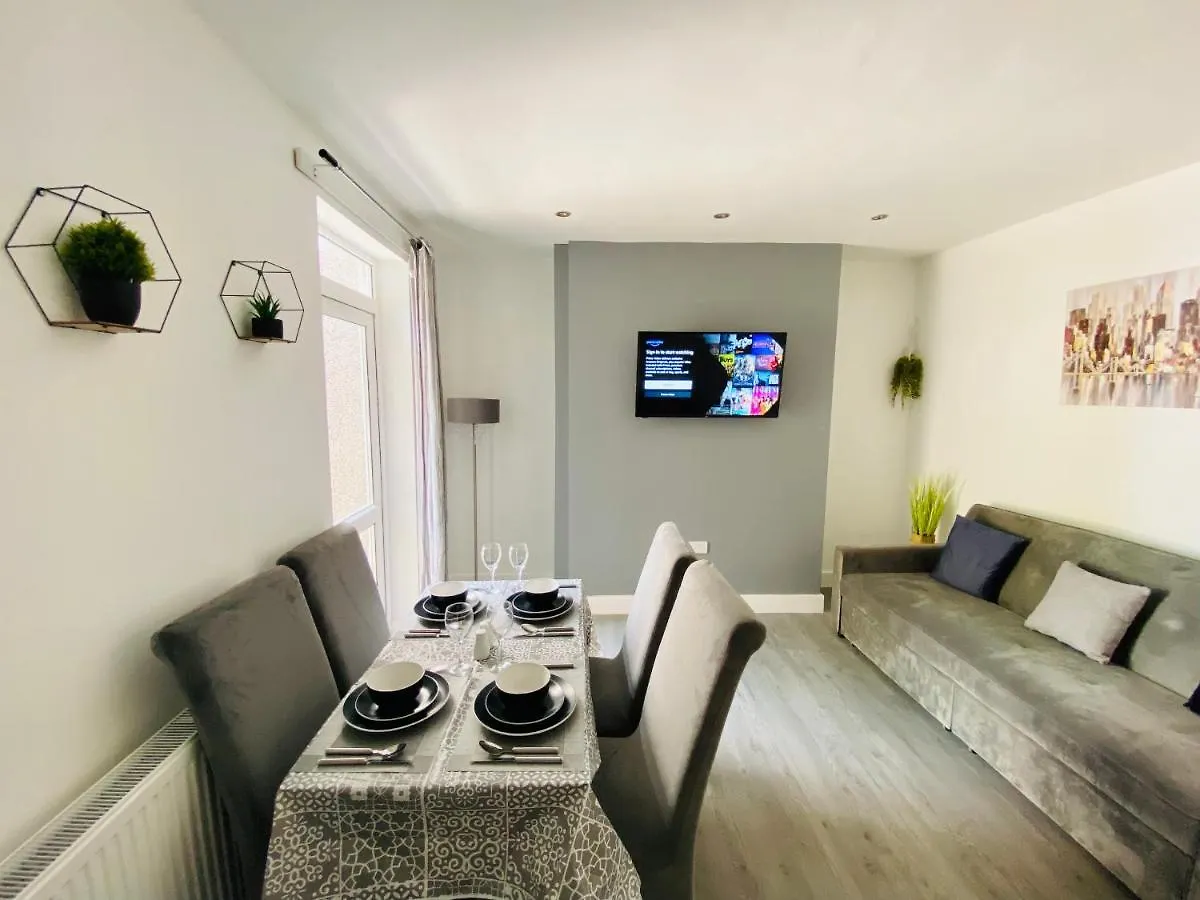 Emerald Living, 4 Bedrooms In The Heart Of Swansea! United Kingdom