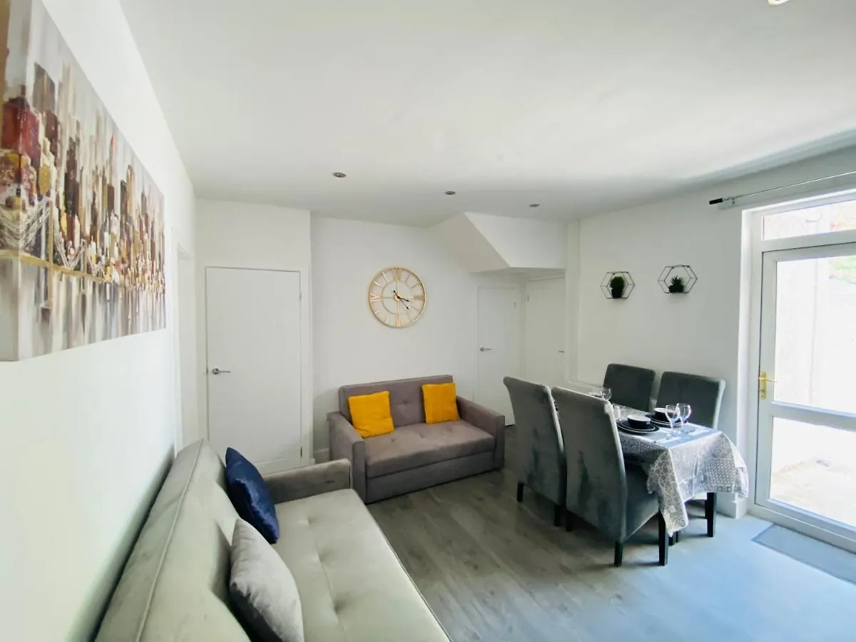 Emerald Living, 4 Bedrooms In The Heart Of Swansea! 0*, Swansea