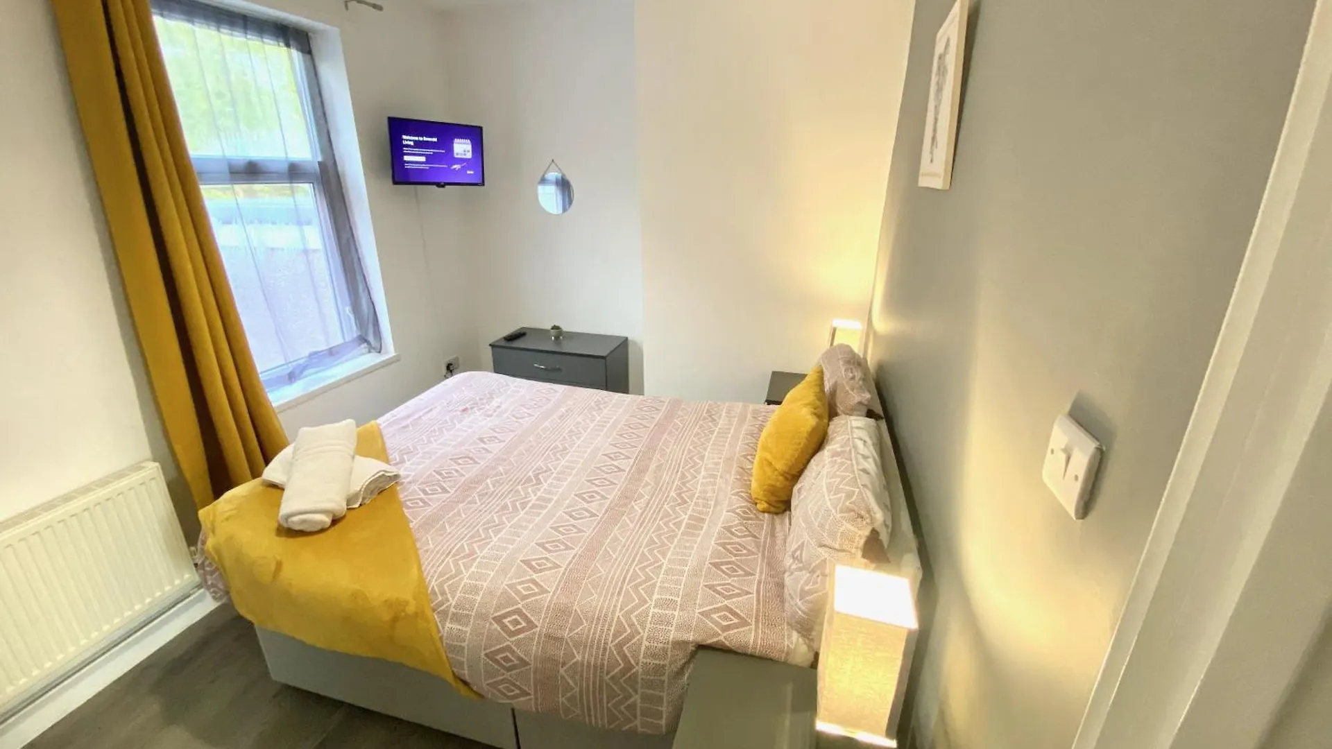 Emerald Living, 4 Bedrooms In The Heart Of Swansea! Swansea