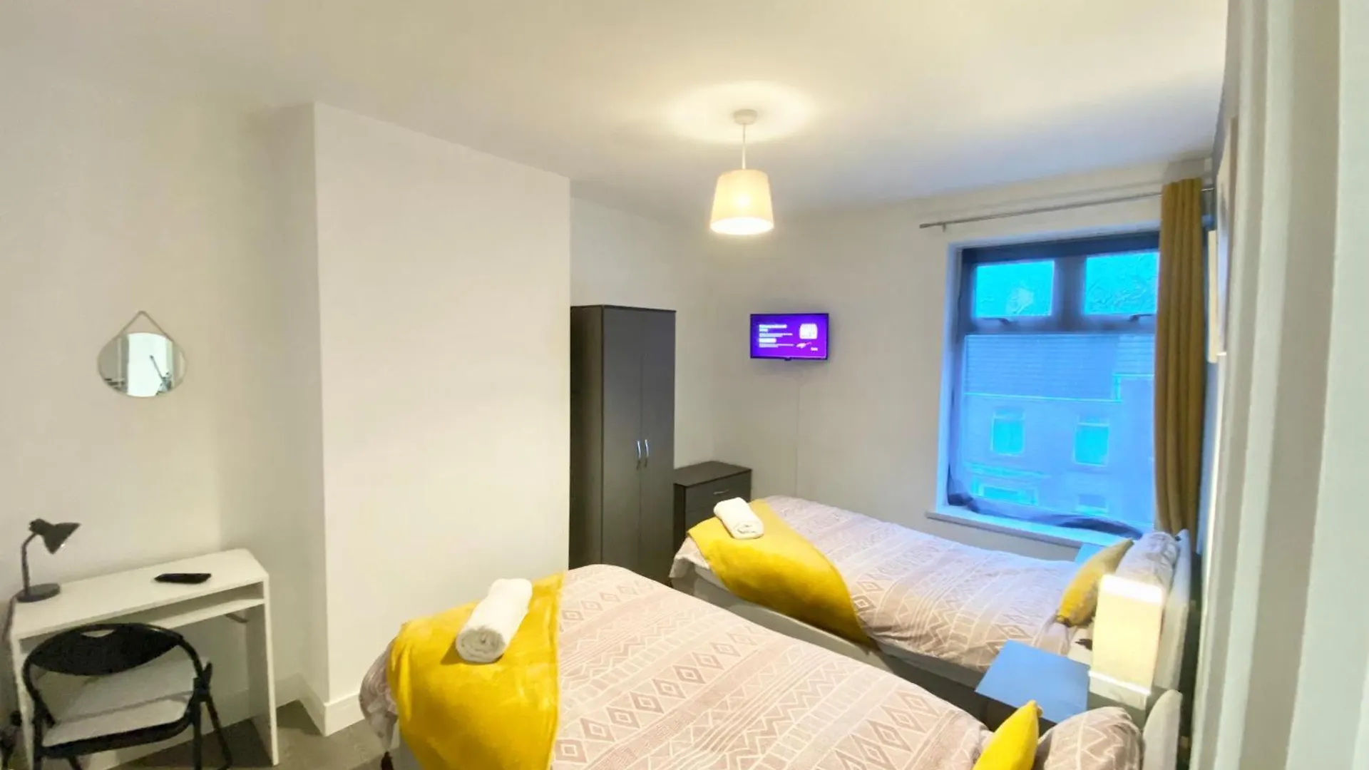 Emerald Living, 4 Bedrooms In The Heart Of Swansea!