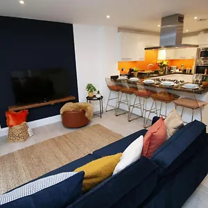  Holiday home Townhouse Retreat: Luxury With Garden United Kingdom