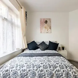  Apartment Moydom Cosy Sleeps 4 With Self Breakfast & Carpark United Kingdom