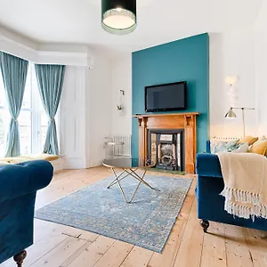 Ty Calon: 1920s Beachside Retreat For Family And Extended Holiday home